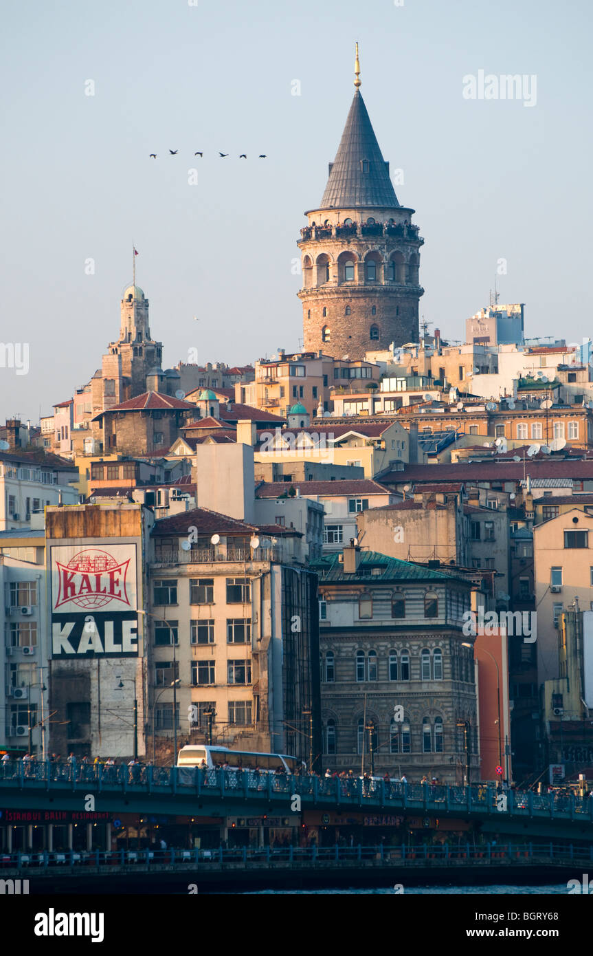 Die Galata-Brücke und der Galata-Turm (1384) im Hintergrund. Goldene Horn. Istanbul. Turkei. Stockfoto