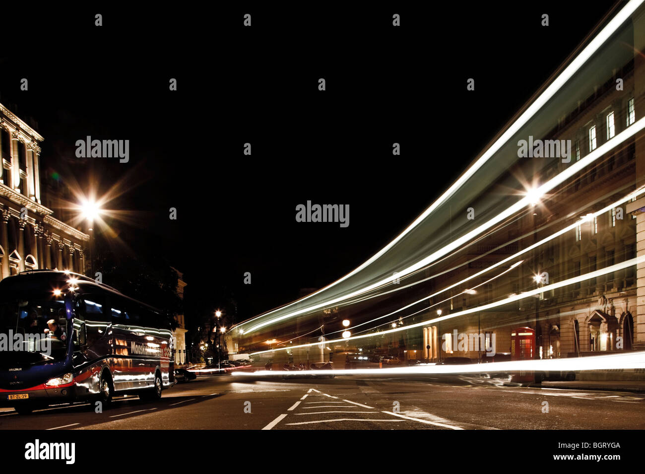 Verkehr-Trails im Londoner West End Stockfoto