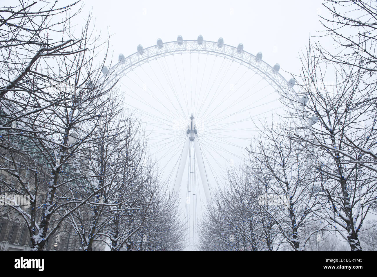 Riesenrad London Eye im Winterschnee Stockfoto