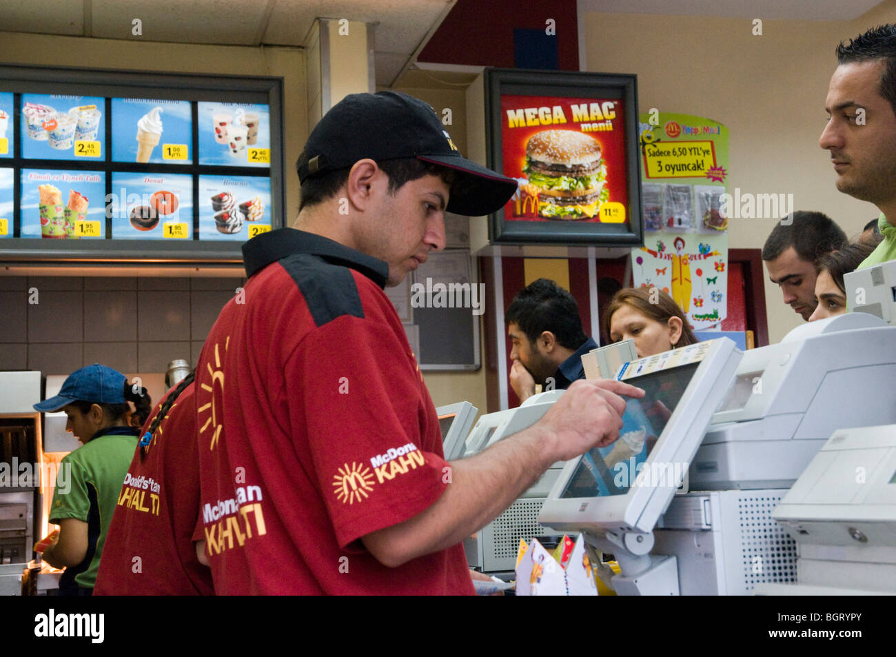 McDonalds in Ankara Caddesi vor Bahnhof Sirkeci. Istanbul.Turkey