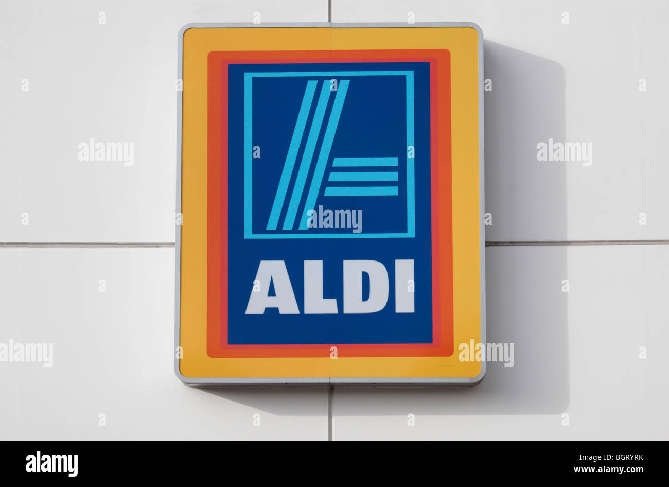 Das Aldi Logo Zeichen außerhalb eines Ladens in West-London, UK. Stockfoto
