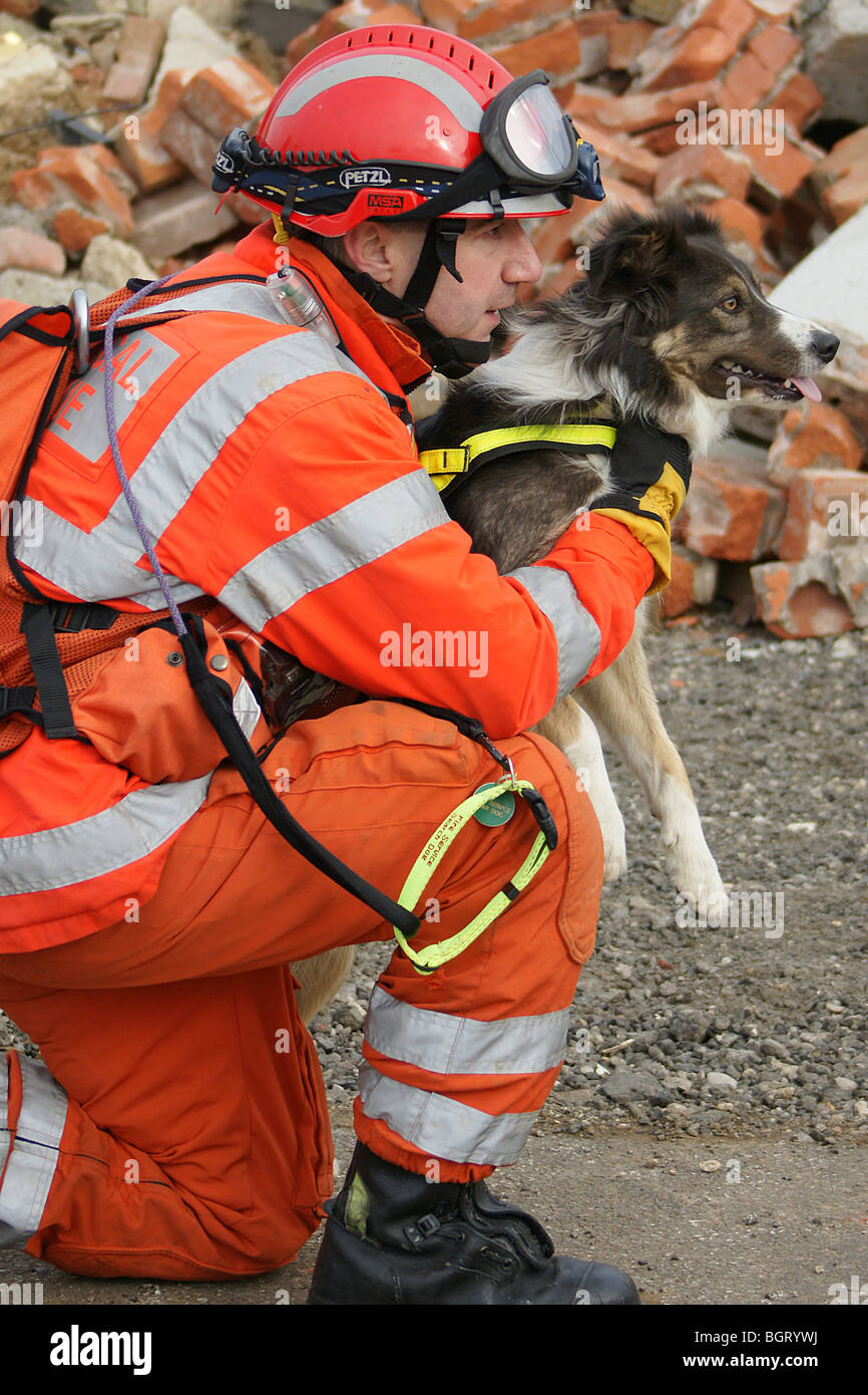USAR Feuerwehrmann mit Rettungshund, Stockfoto