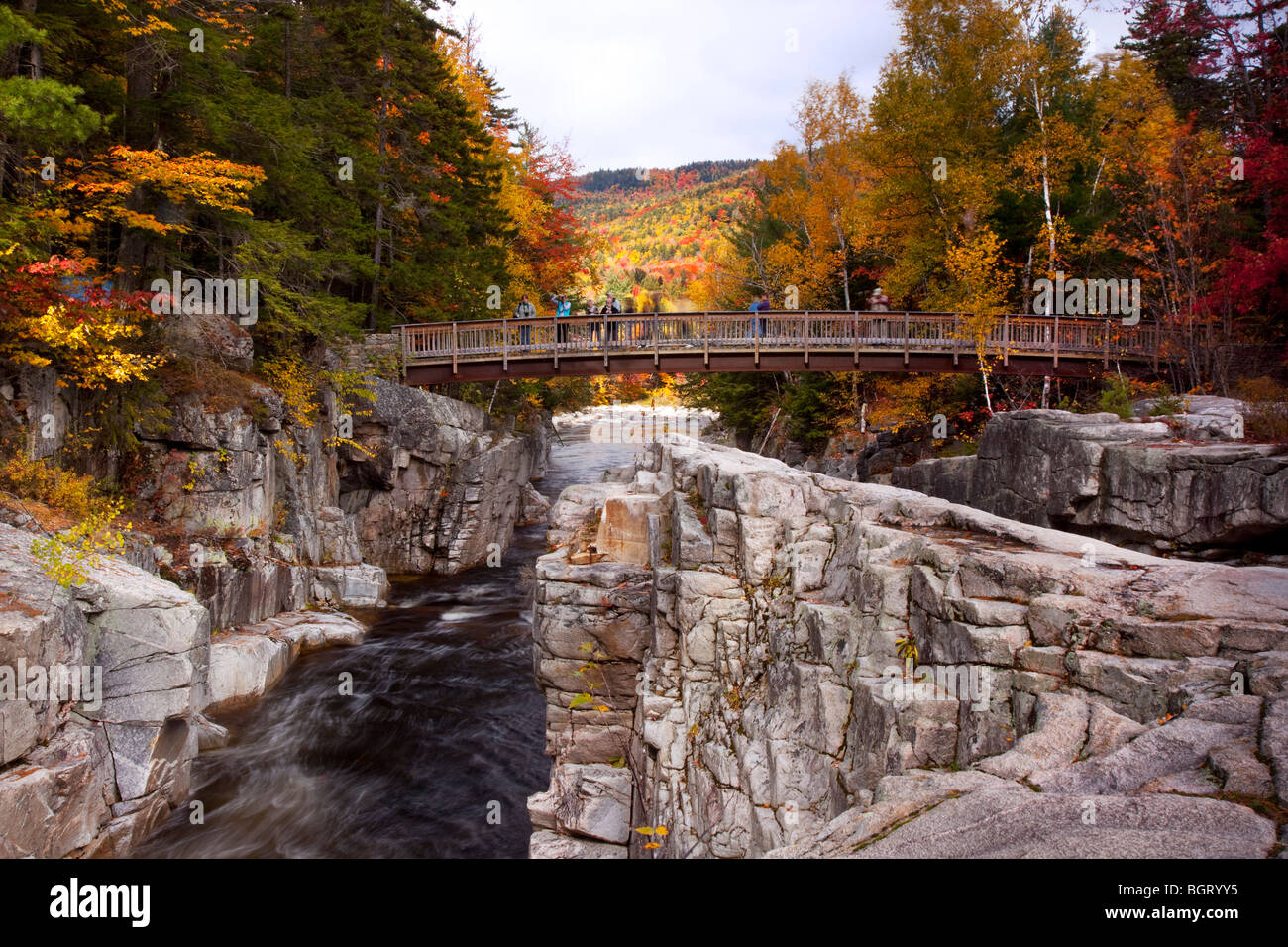 Brücke zu Fuß in der Nähe von der felsigen Schlucht fällt auf dem Kancamagus Highway Conway New Hampshire USA Stockfoto