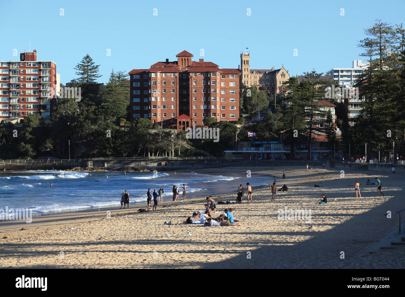 Am späten Nachmittag am Manly Beach, Sydney, Blick in Richtung Süden Steyne. Stockfoto