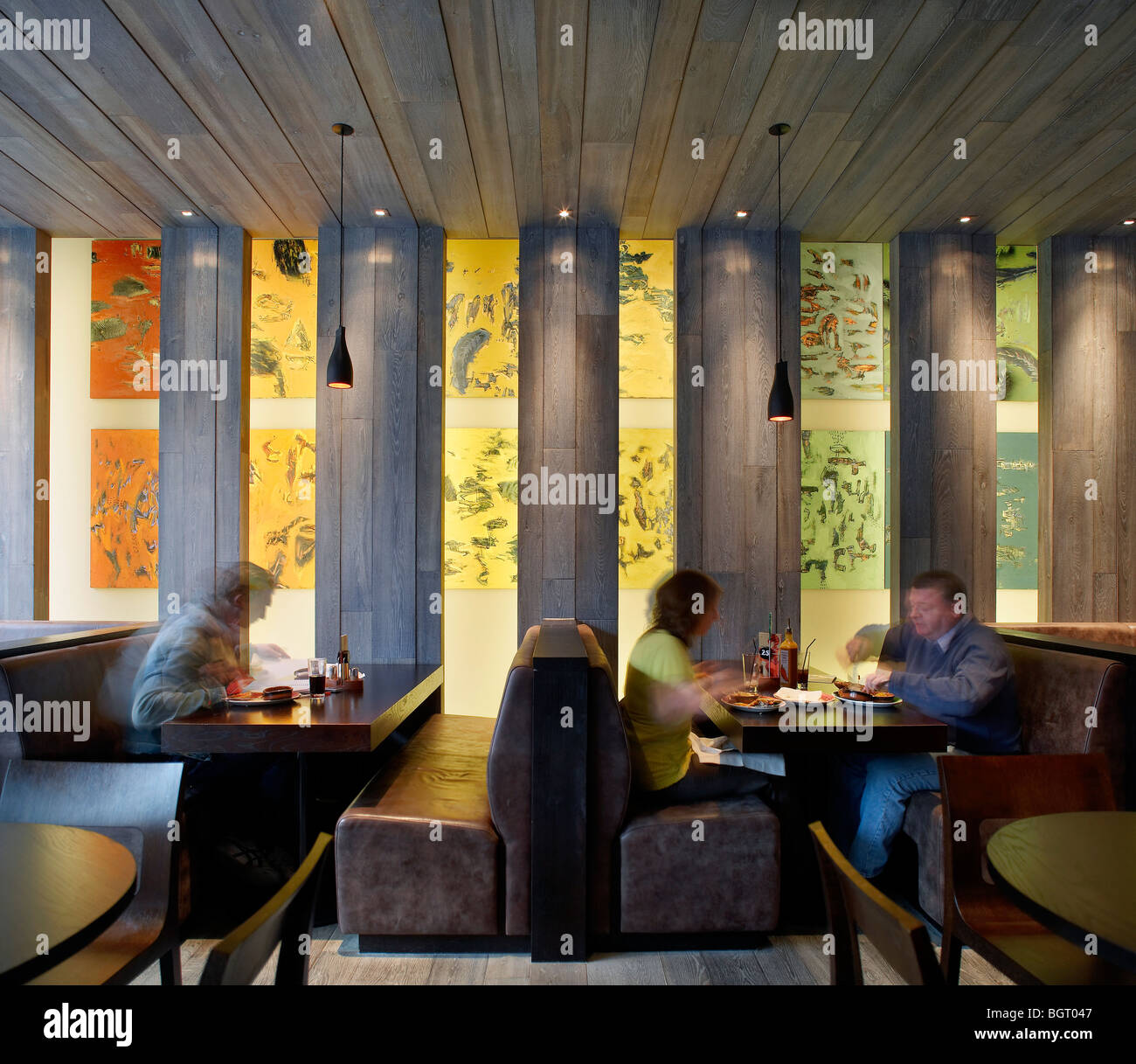 Nando's Restaurant Spinningfields Manchester, Menschen im Stand seating Stockfoto