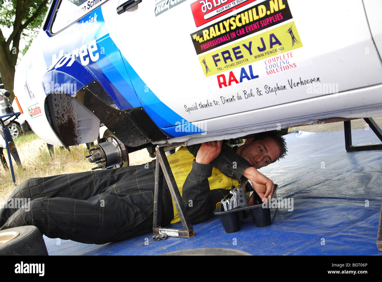 Mechaniker arbeiten an Ford Escort Mk II BDA im Service-Bereich zwischen Wertungsprüfungen auf 2009 Paradigit-ELE-Rallye, Niederlande Stockfoto