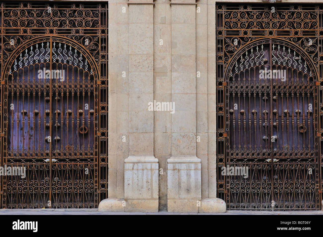 2 Türen symmetrisch mit zwei Spalten, die durch Balken getrennt eingebettet in der Fassade Stockfoto