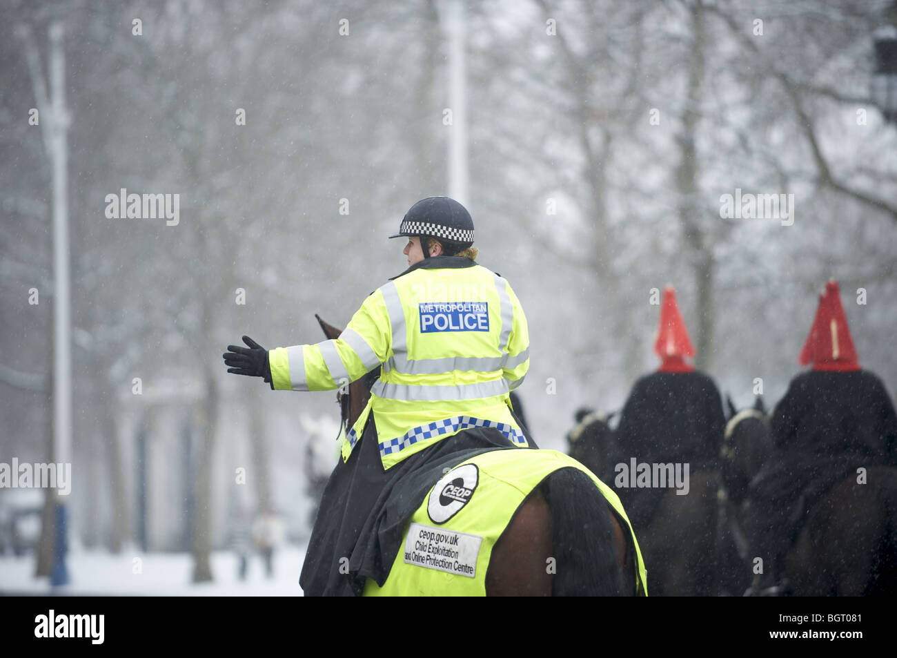 Polizistin auf dem Pferderücken in Caterings der Schneekönigin der königlichen Leibgarde-Kavallerie Stockfoto