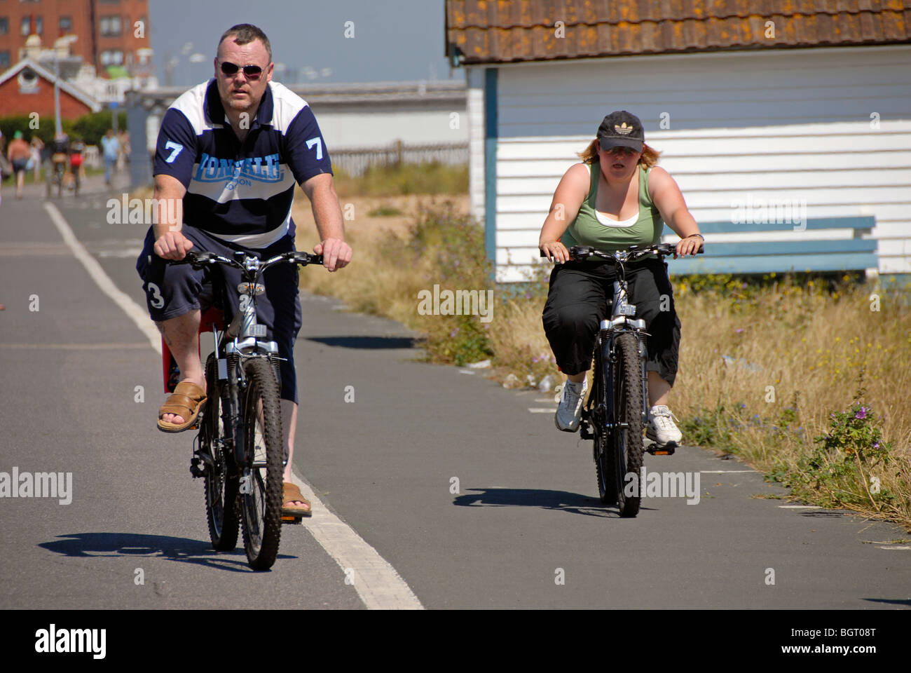 Radfahren entlang der Küstenstraße im Süden Englands Deal Freunde Stockfoto