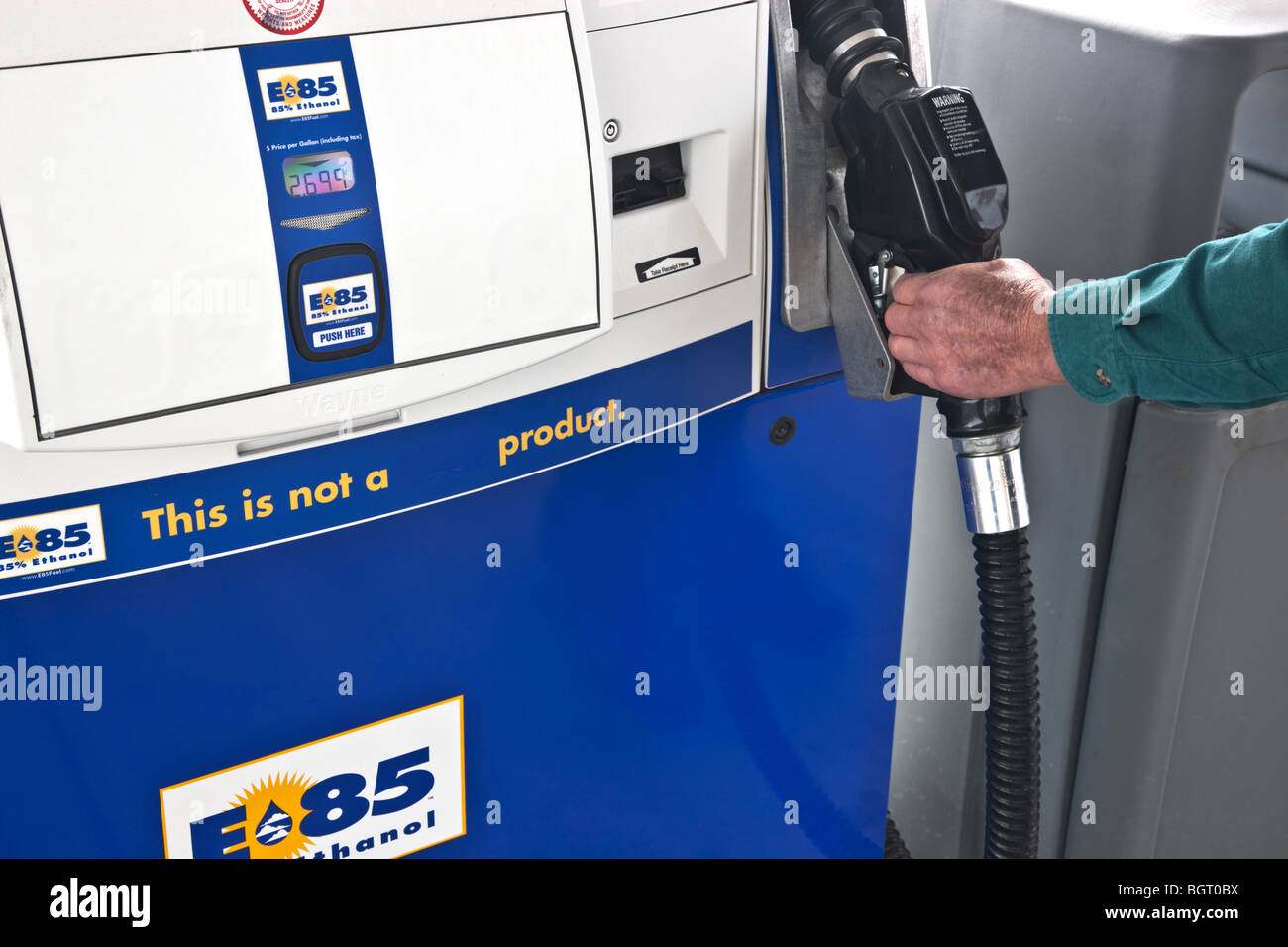 Hand, Düse, Zapfsäule "Flex-Fuel" E85 zu entfernen. Stockfoto