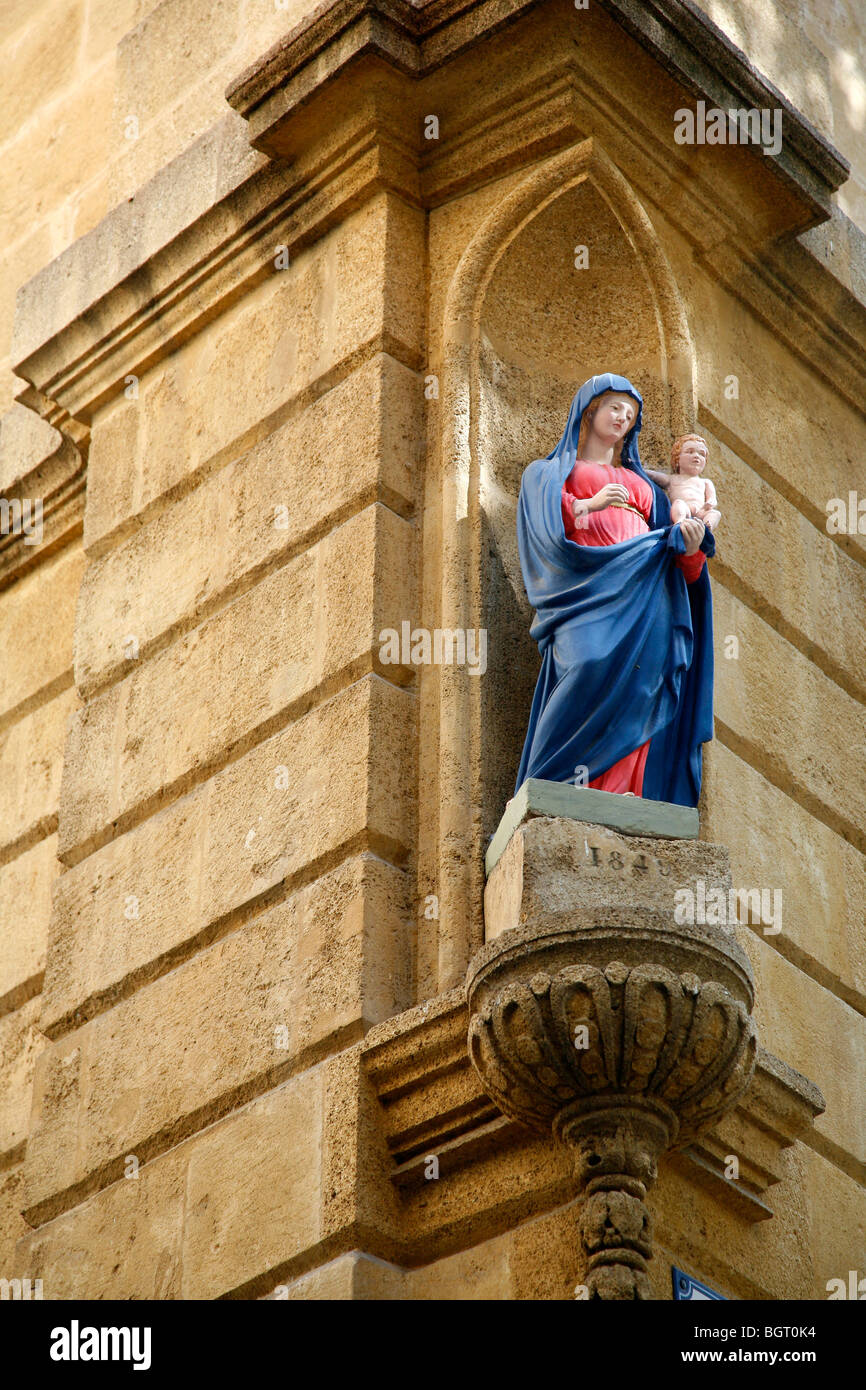 Statue auf einer Straßenecke in dem Vieil Aix der Altstadt von Aix-En-Provence, Bouches-du-Rhône, Provence, Frankreich. Stockfoto