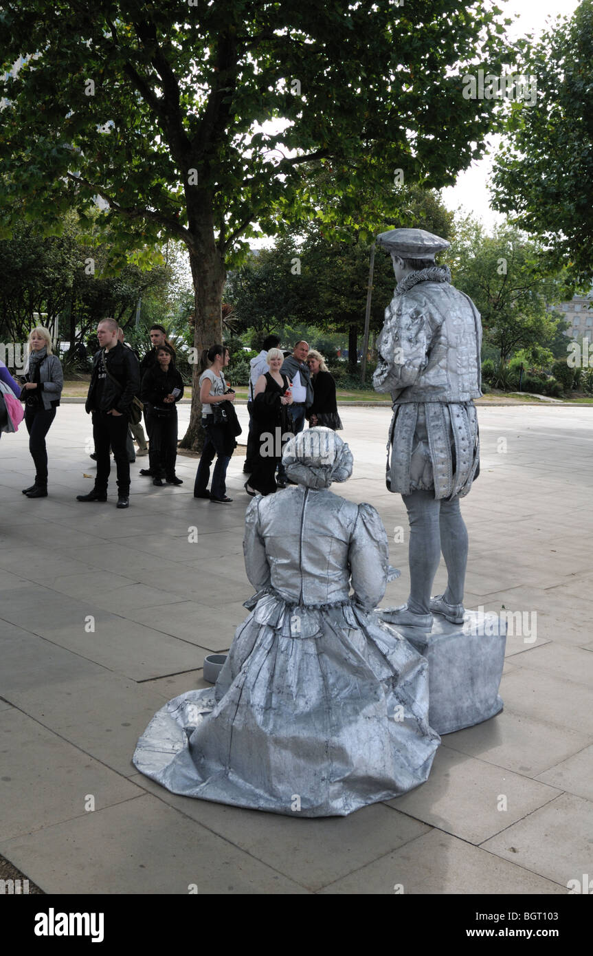 Lebende Statue Straßenkünstler erklingt in South Bank, London, UK. Stockfoto