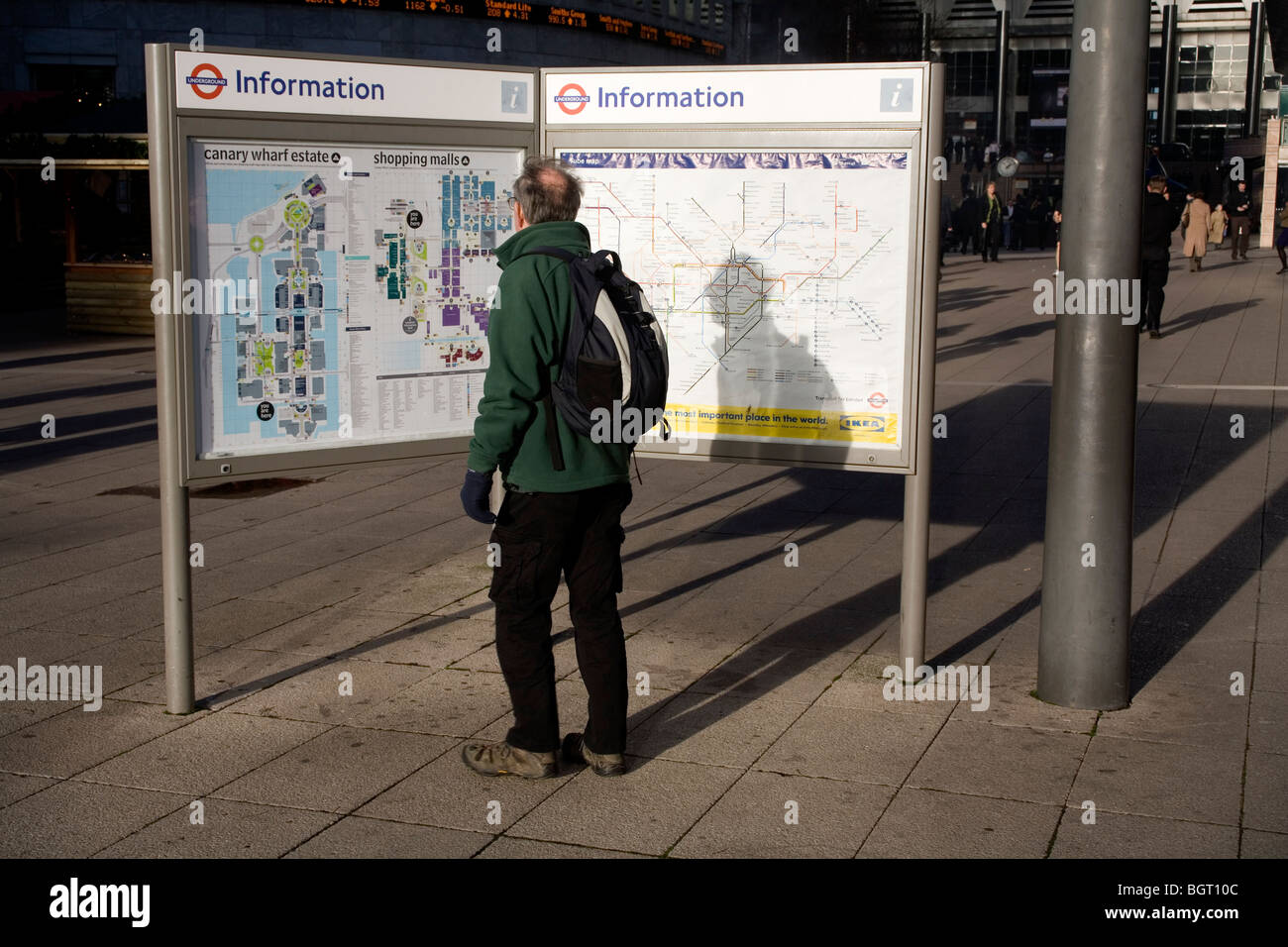 Mann überprüfen, dass die Shopping-Malls am Canary Wharf London, England, Großbritannien, UK Karte. Stockfoto