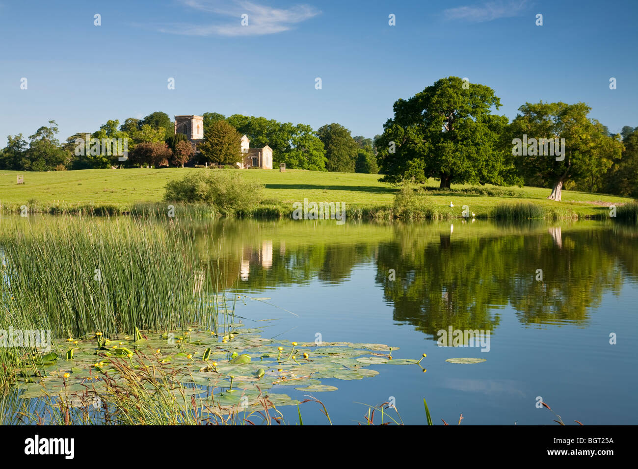 Die Kirche am Fawsley Northamptonshire neben dem ritterlichen Weg Fußweg Stockfoto Die Kirche am Fawsley Northamptonshire neben dem ritterlichen Weg Fußweg Stockfoto
