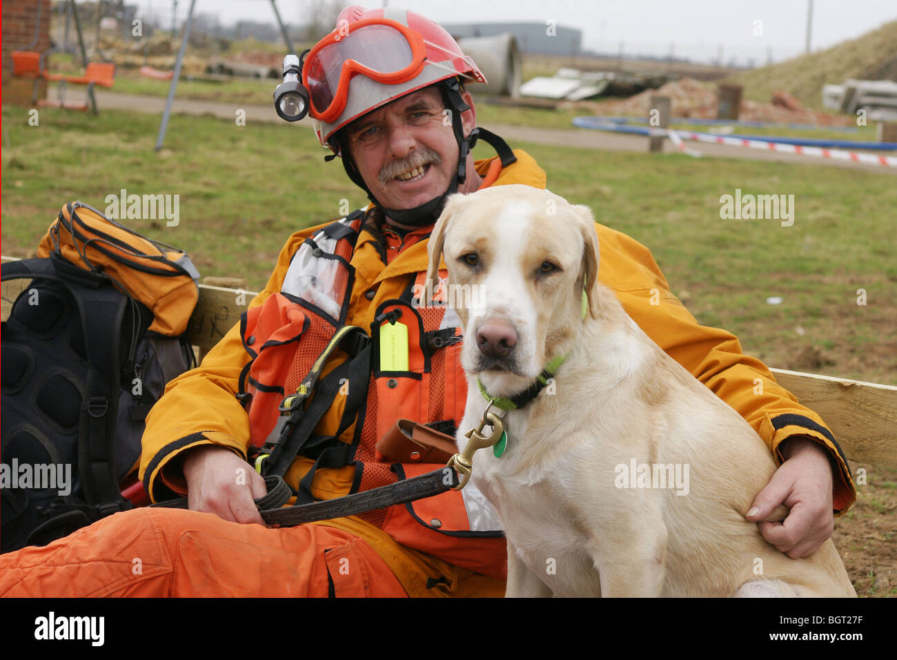 Feuerwehrmann mit Rettungshund Stockfoto