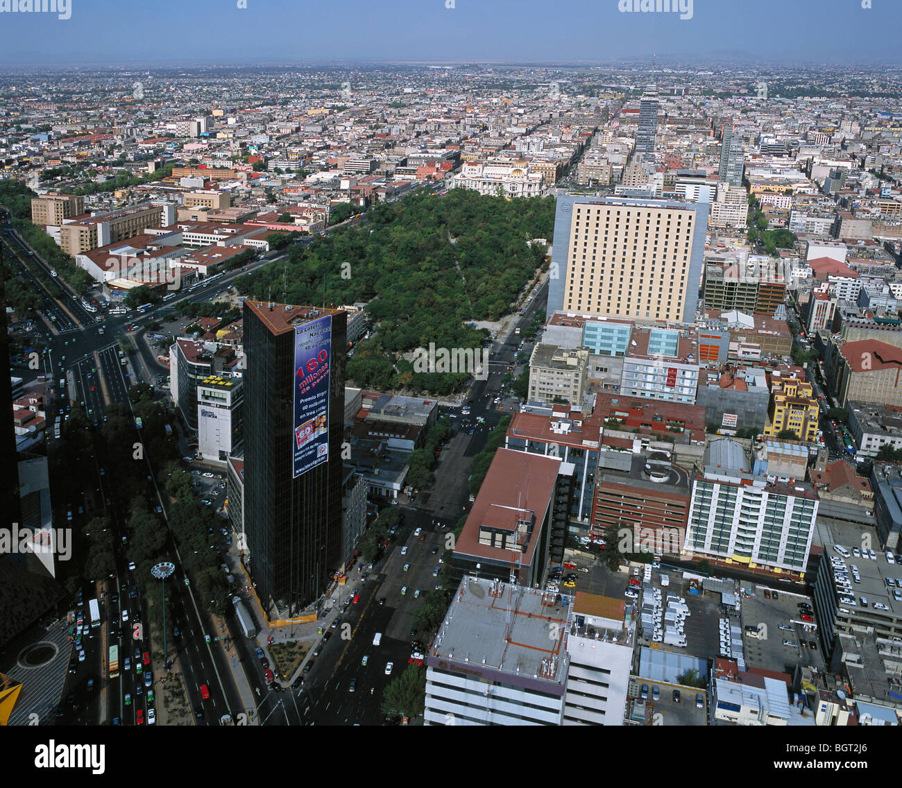 Luftaufnahme über Alameda Central Park National Lottery Gebäude (links) Juarez & Reforma Avenue, Sheraton Hotel-Mexiko-Stadt Stockfoto