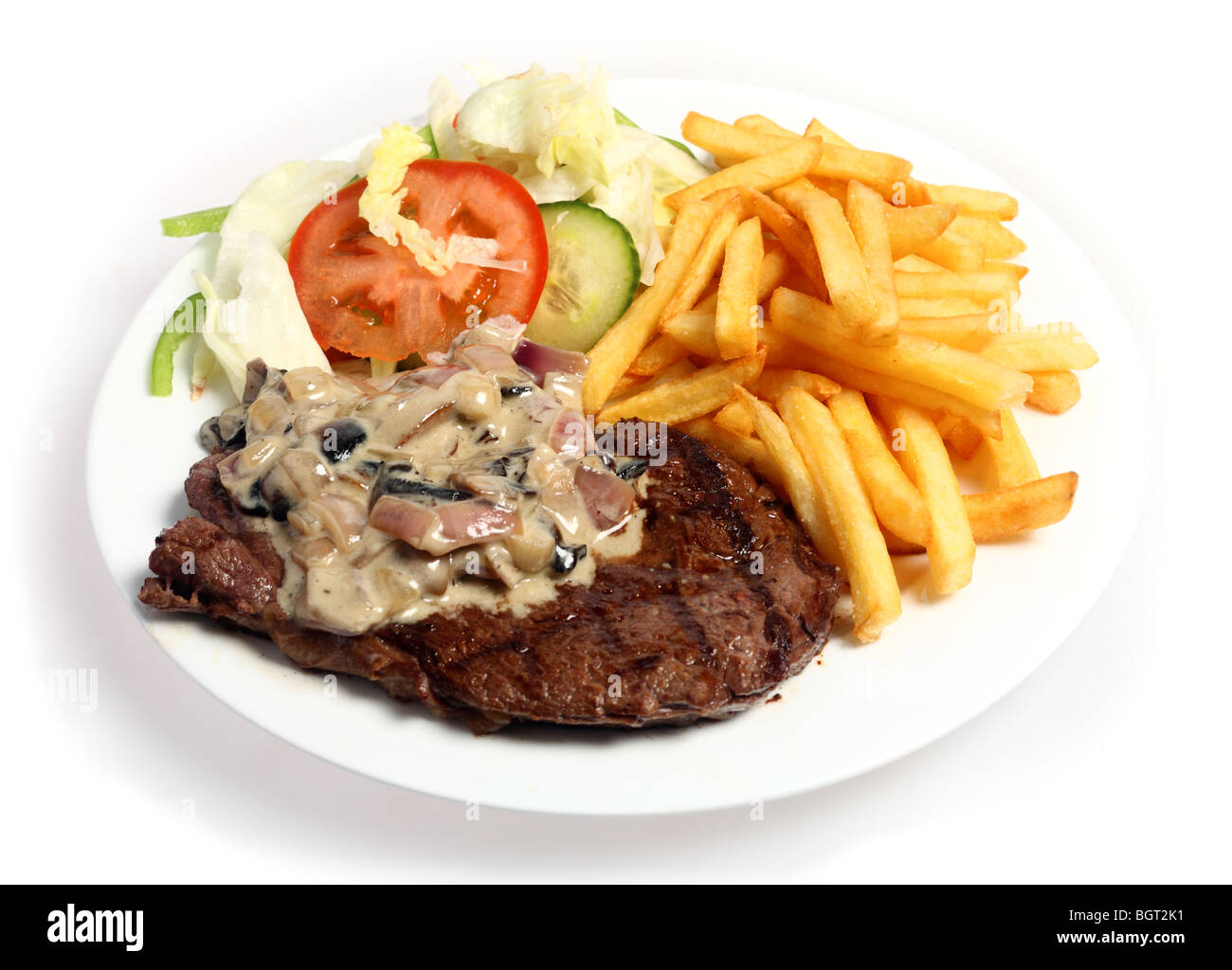 Eine Mahlzeit von gegrilltes Steak mit Champignons und Zwiebeln in Sahnesauce, garniert mit französischen gebratene Kartoffelchips und Salat Stockfoto