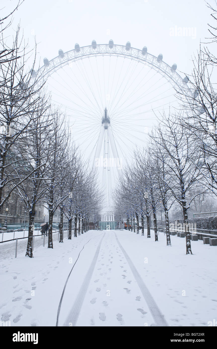 London Eye Riesenrad im Winterschnee Stockfoto