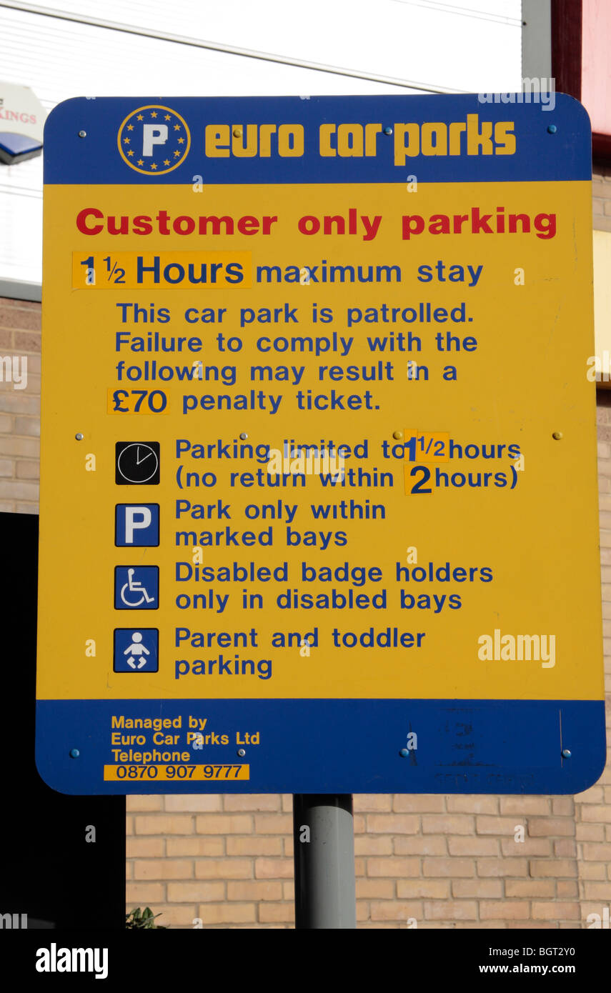 Ein Euro-Parkhäuser unterschreiben Warnung möglich Zuschläge auf einem Parkplatz in Hounslow Middx, UK. Stockfoto