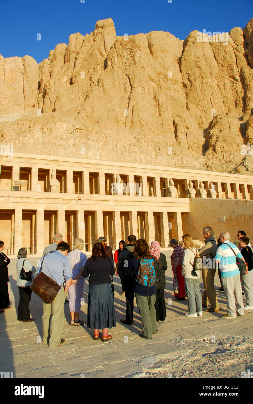 LUXOR, ÄGYPTEN. Eine Reisegruppe auf der Leichenhalle Tempel der Königin Hatshepsut (Deir el-Bahri). Stockfoto