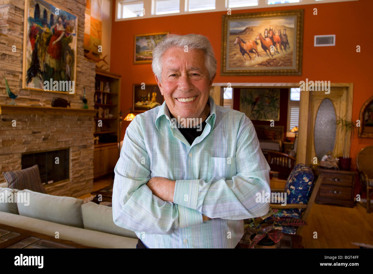 Senioren zu Hause mit Bildern Stockfoto