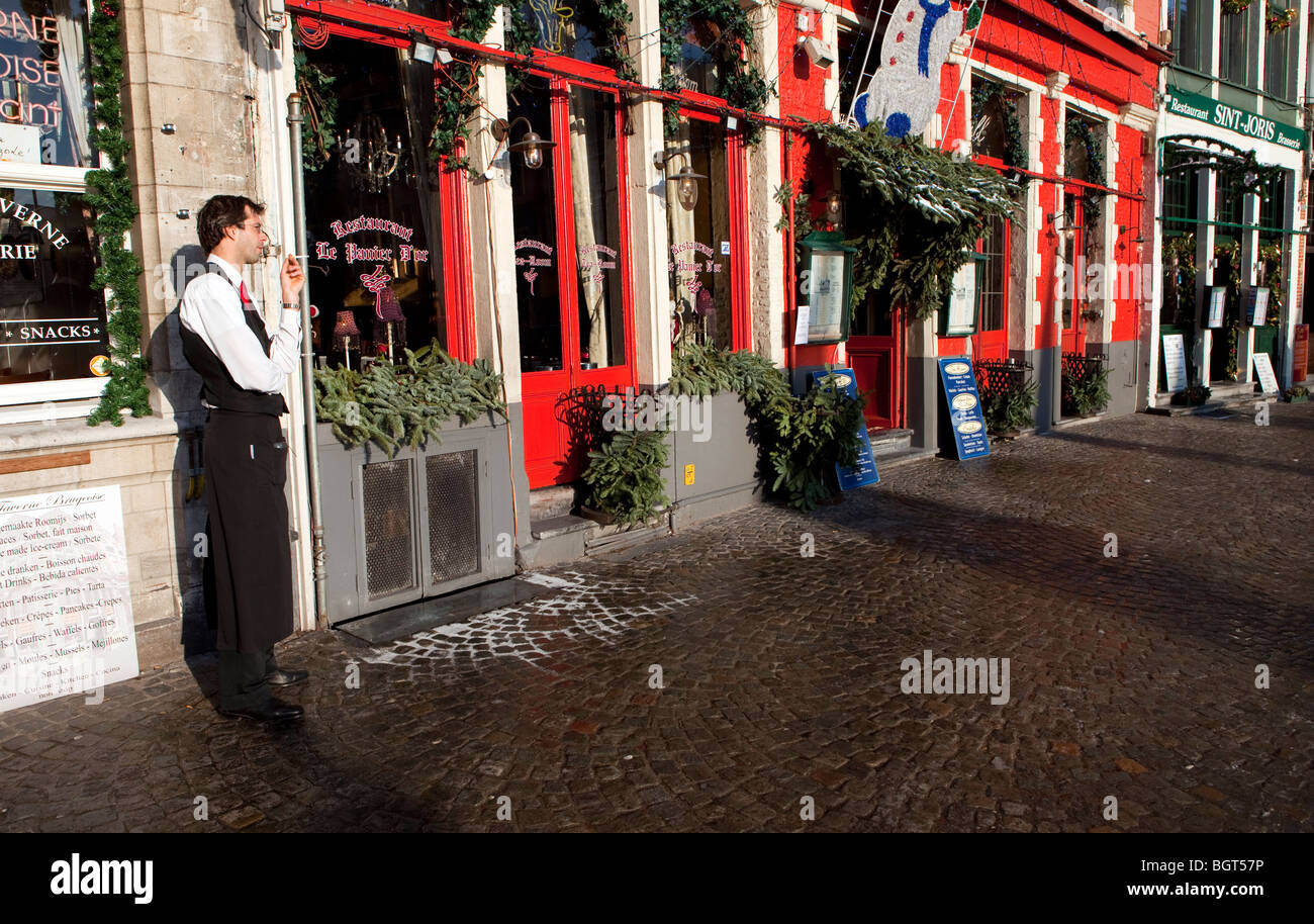 Kellner vor Restaurant Rauchen. Brüssel, Belgien Stockfoto