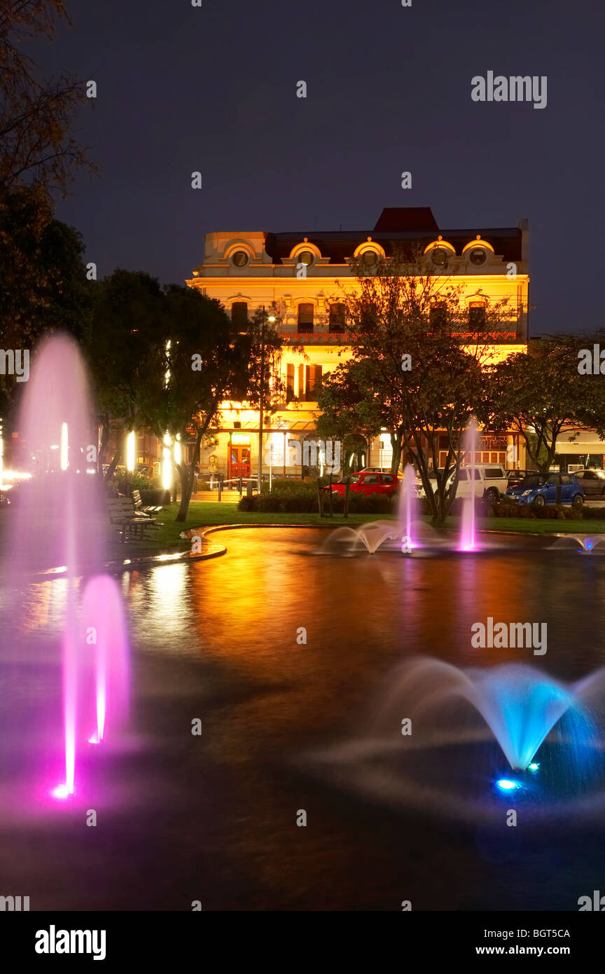Brunnen und Lichter auf dem Platz und historische Grand Hotel (1906), Palmerston North, Manawatu, Nordinsel, Neuseeland Stockfoto
