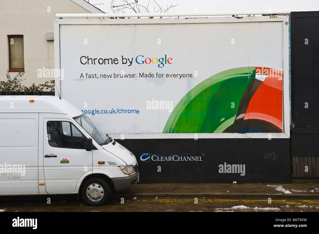 ClearChannel Website mit Google Chrome Browser Plakatwand in Newport South Wales UK Stockfoto