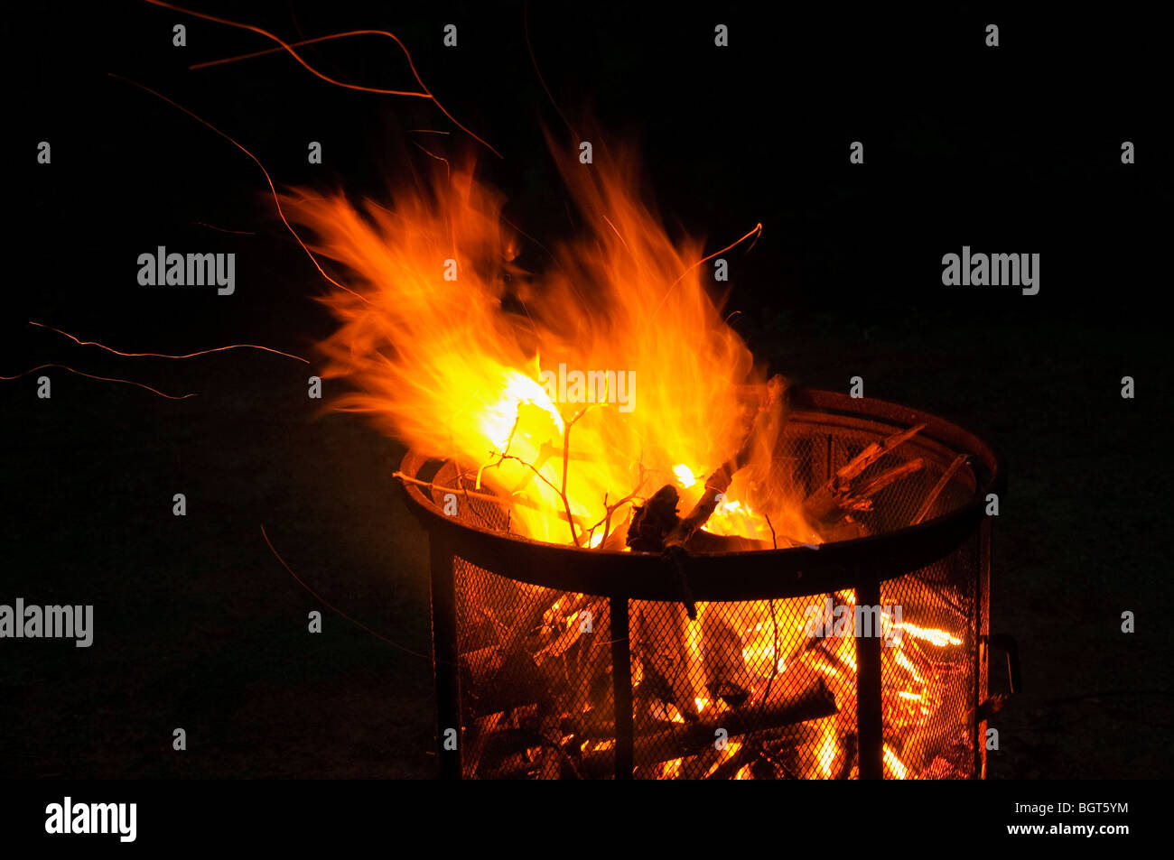 Am Abend Lagerfeuer in einer frei stehenden Feuerstelle. Stockfoto