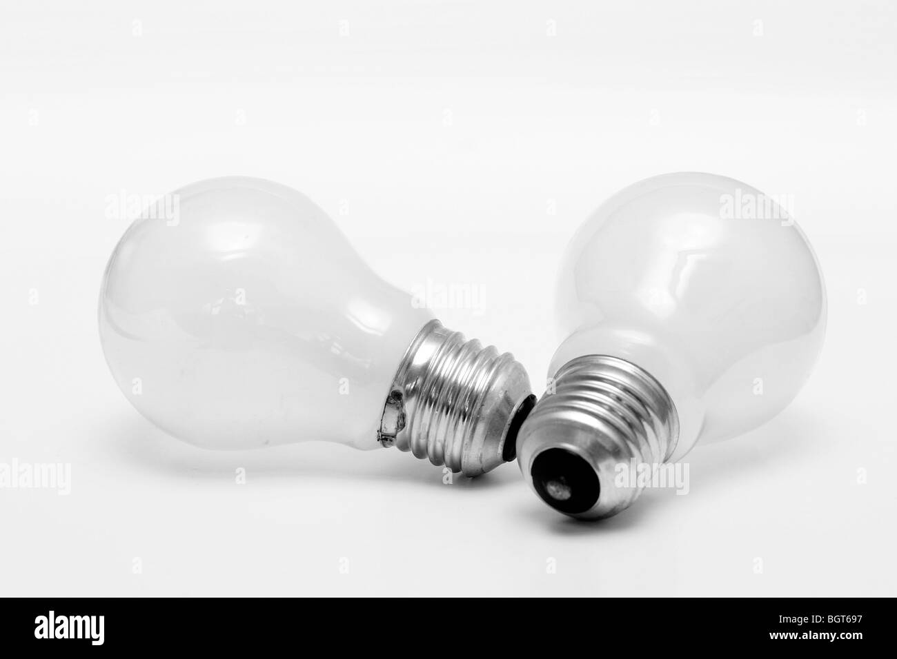 Isolierte Bild von zwei Glühbirnen auf weißem Hintergrund. Edison Schraubverschluss Typ Stockfoto