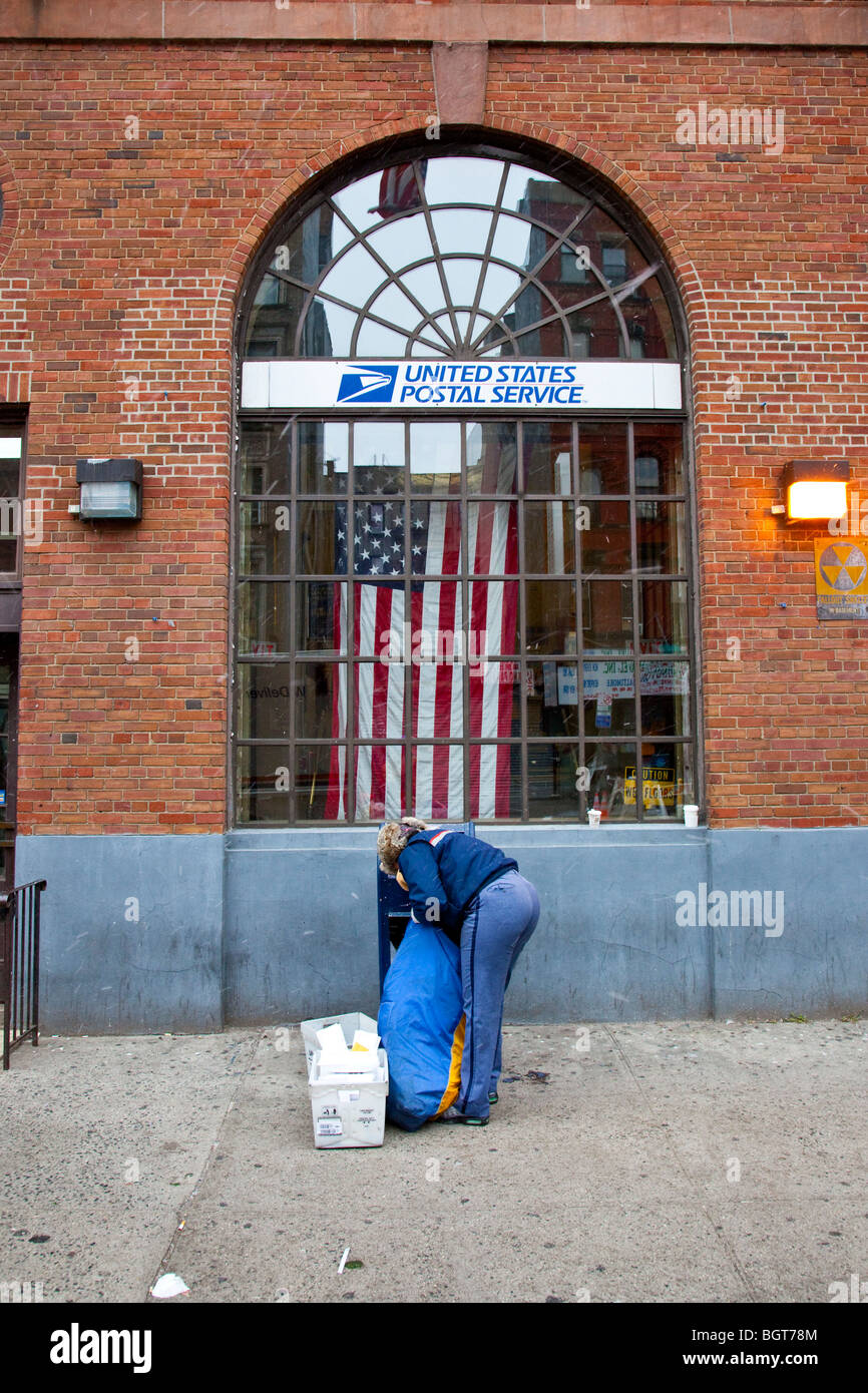 Briefträgerin und Postamt auf der Lower East Side von Manhattan, New York City Stockfoto