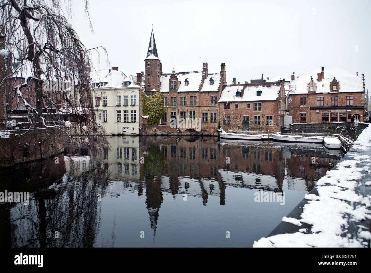 Kanal im Winter, Brügge, Belgien Stockfoto