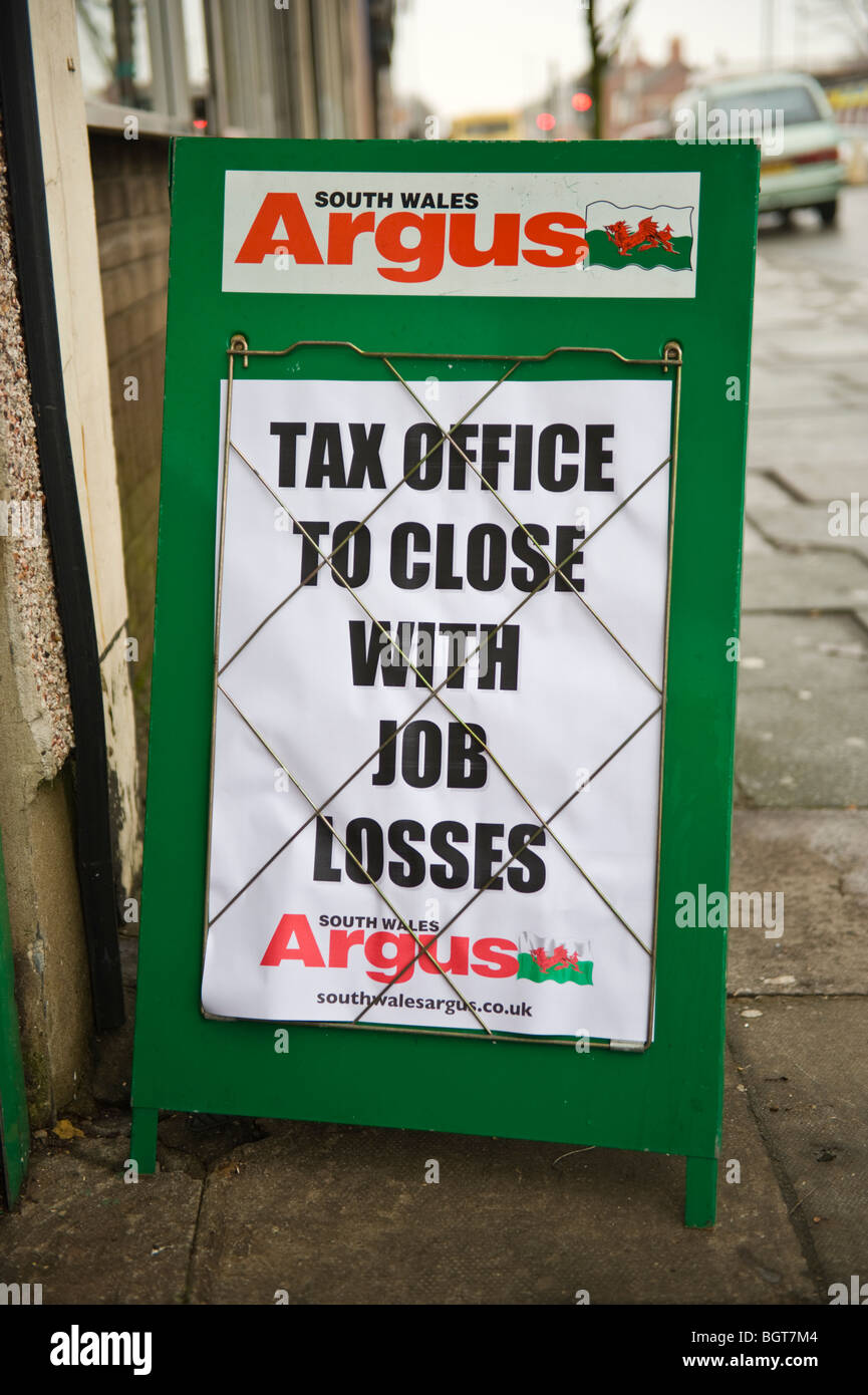 Steuer OFFICE, enger mit ARBEITSPLATZVERLUSTEN Lokalzeitung Schlagzeilen auf Straße außen Zeitschriftenläden in Newport South Wales UK Stockfoto