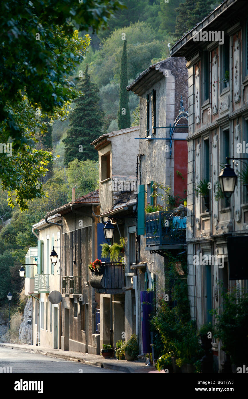Häuser im Dorf Fontaine de Vaucluse, Provence, Frankreich. Stockfoto