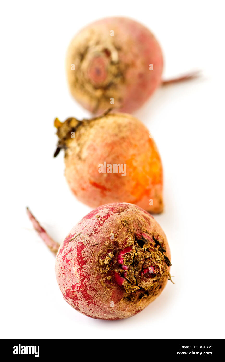 Nahaufnahme von drei ganz rot und golden Rüben, isoliert auf weiss Stockfoto