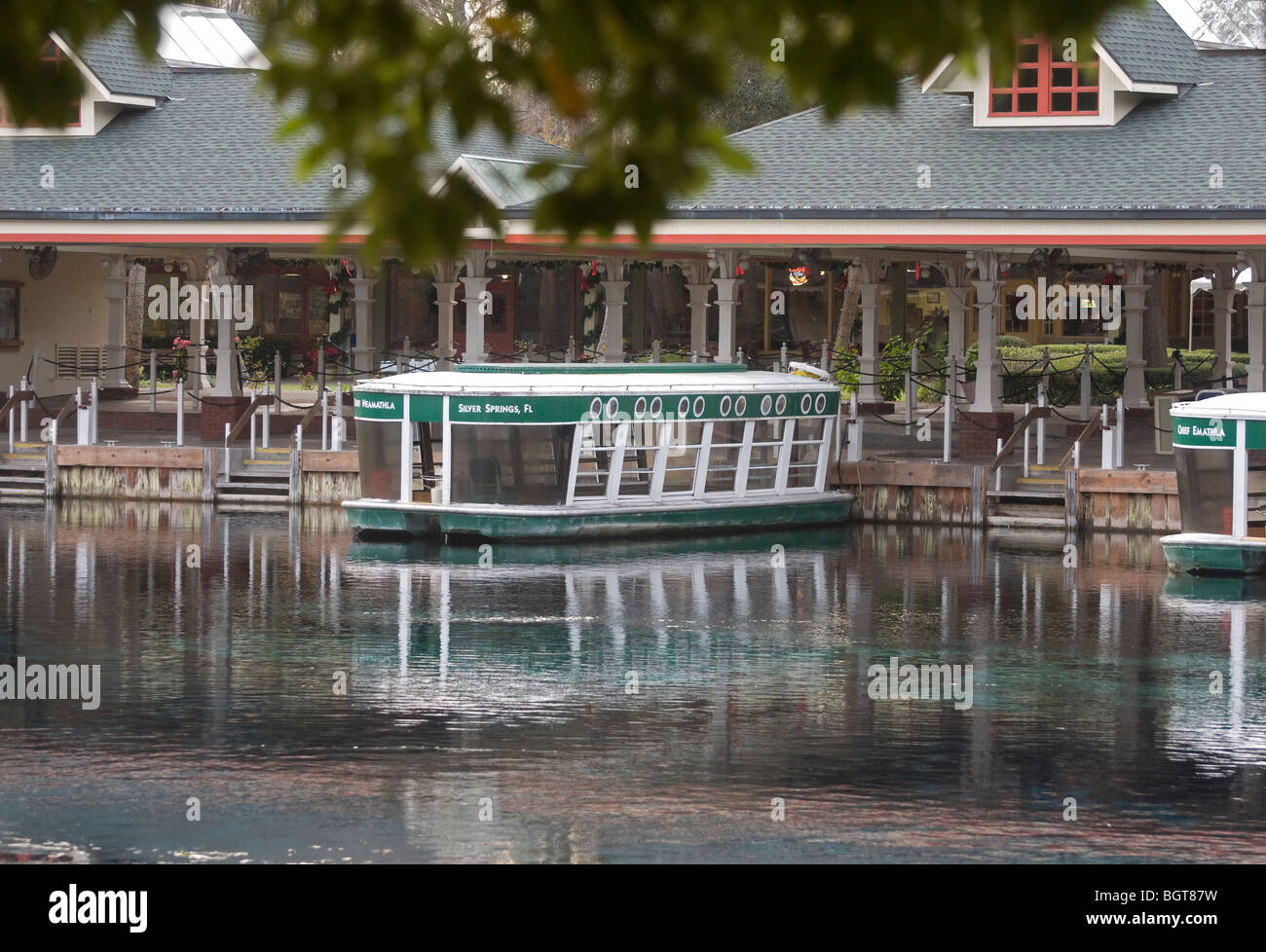 Glasboden Boote und Geschäfte rund um die Hauptfeder an Silver Springs Florida Stockfoto