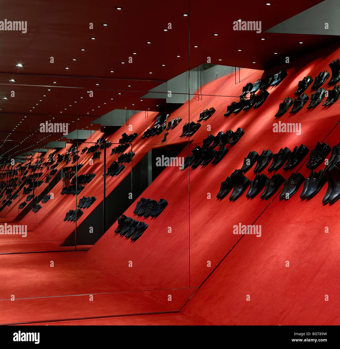 KURT GEIGER, LONDON, VEREINIGTES KÖNIGREICH, PARTNER ZU FINDEN Stockfoto