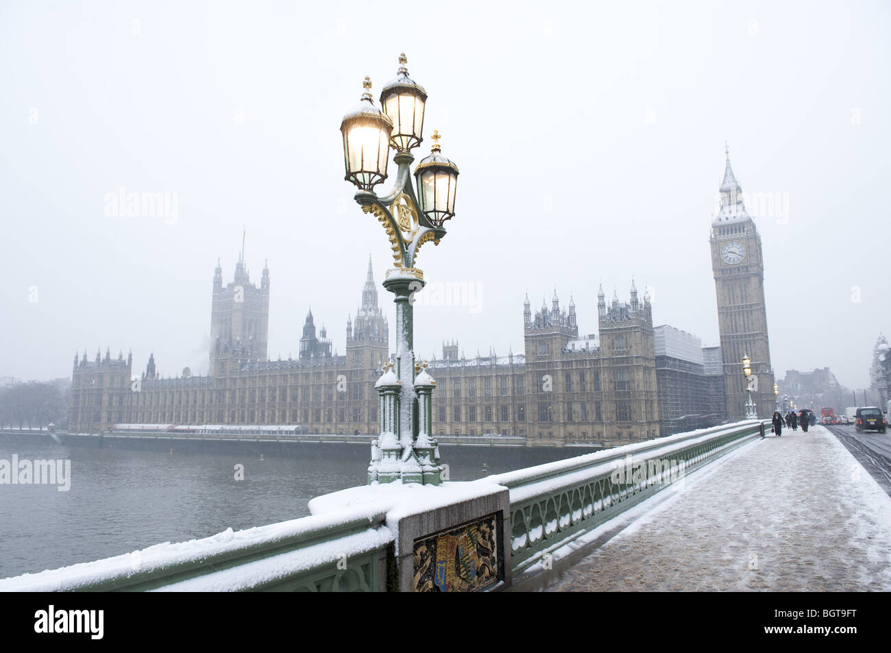 Die Westminster Bridge, Houses of Parliament und Big Ben im Schnee Stockfoto