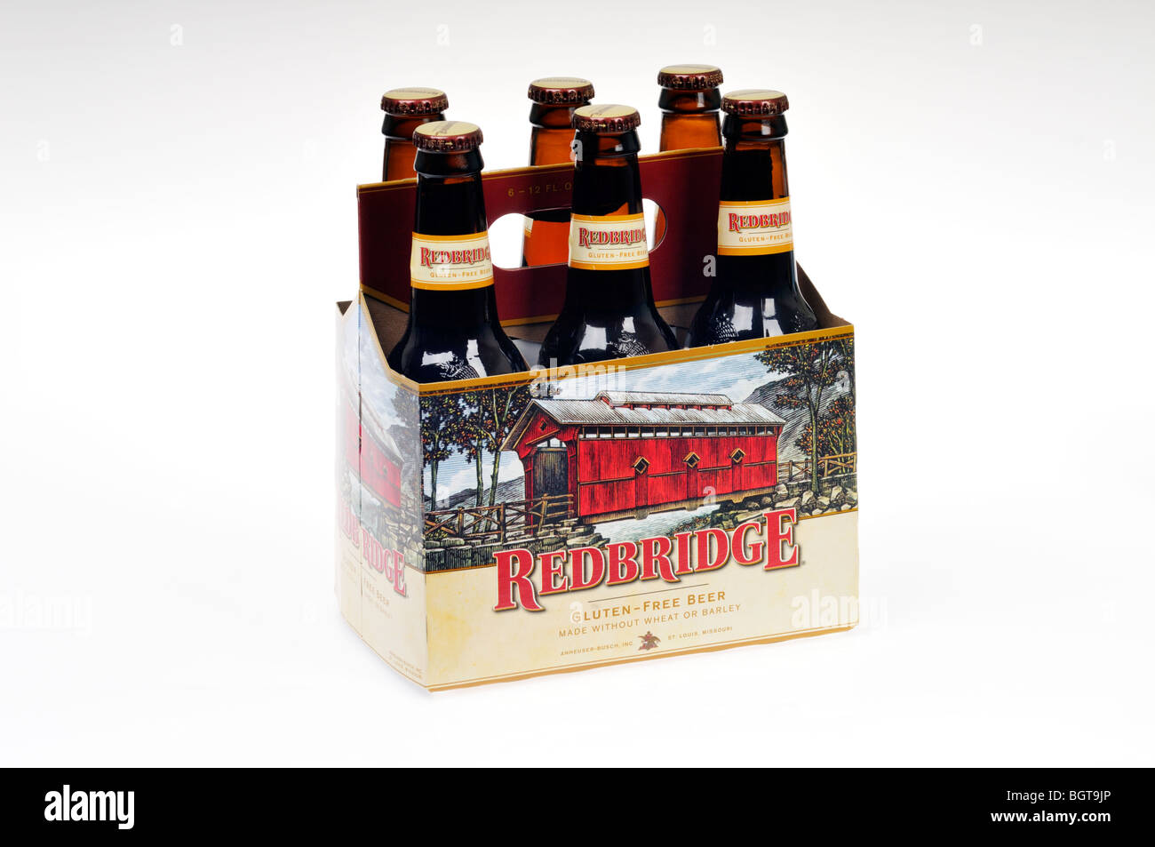 Ein 6er-Pack Flaschen von Redbridge glutenfreies Bier auf einem weißen Hintergrund. Stockfoto