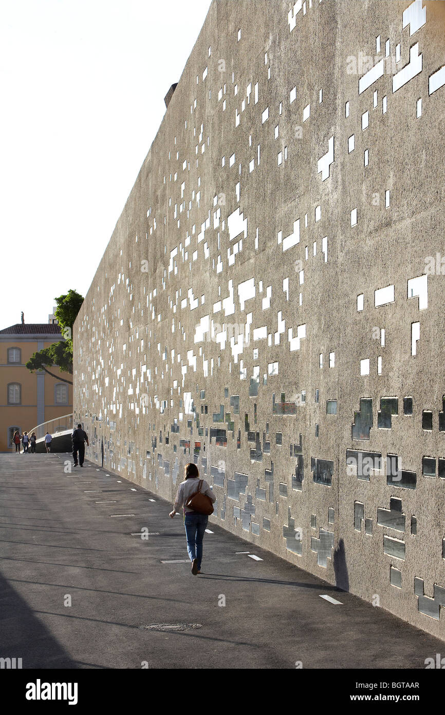 Tee Tenerife Espacio de Las Artes, allgemeine Menschen zu Fuß vorbei an der Betonwand zeigt das Feature Pixel Fensteröffnungen erschossen Stockfoto