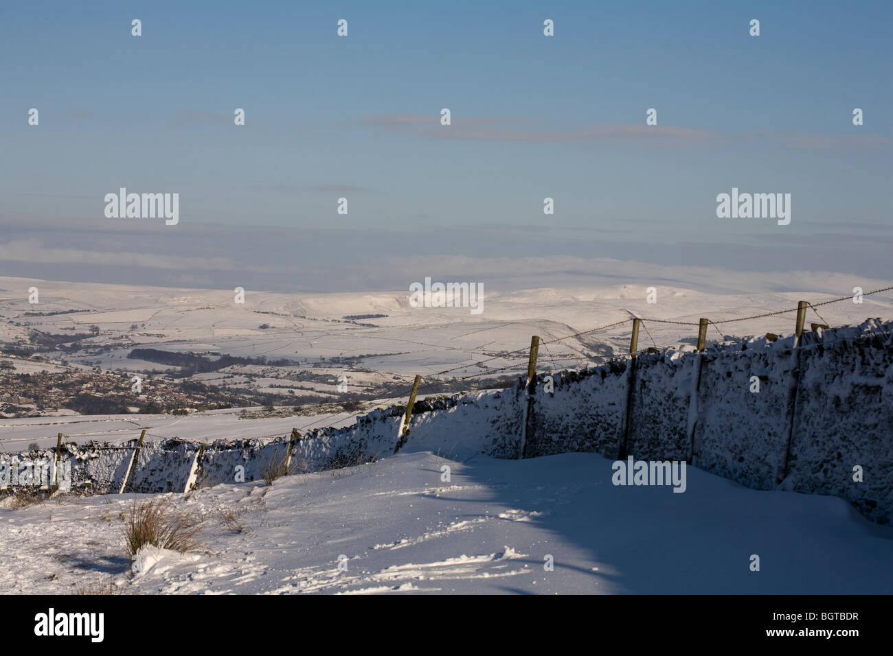 Winterlandschaft mit Blick auf Kinder Scout von Lyme Handley über Lyme Park und The Hauptmarktplatzes Trail Cheshire England Stockfoto