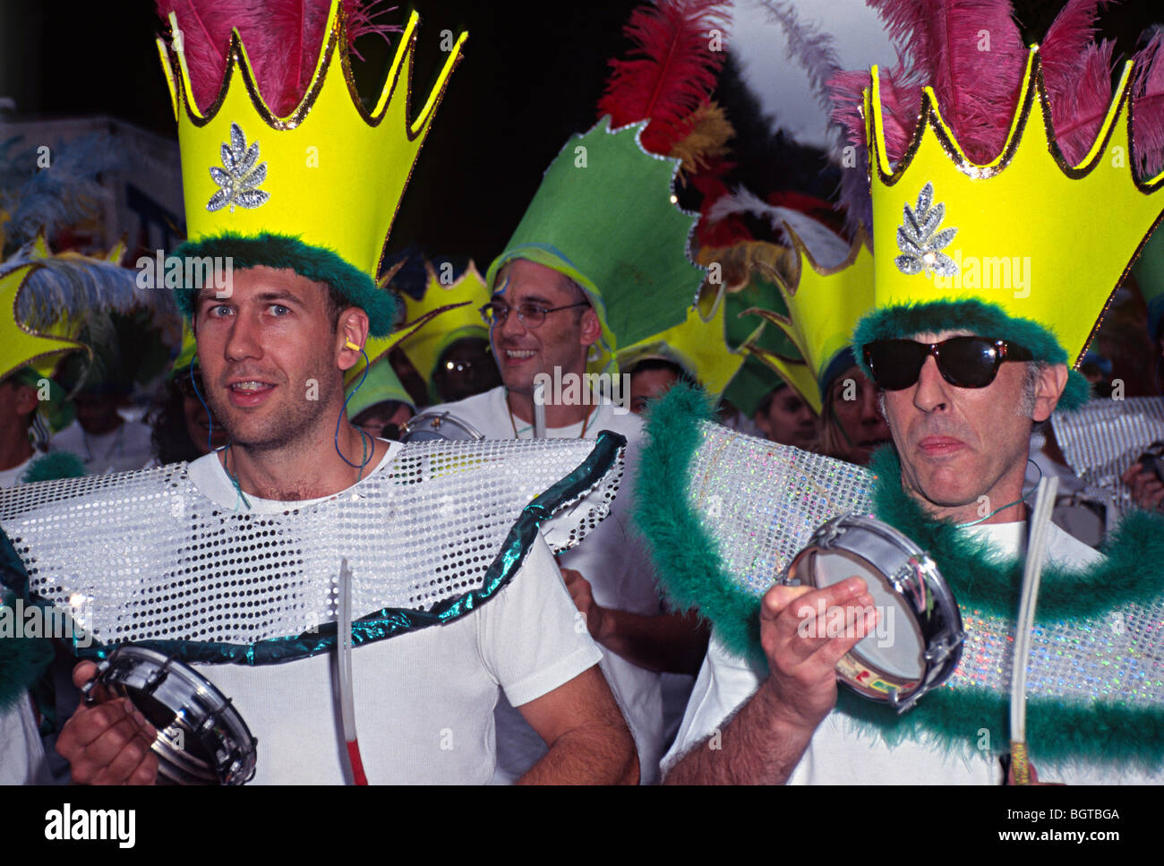 NottingHill Carnival Streetparade in London mit einer Samba-Band spielen Stockfoto