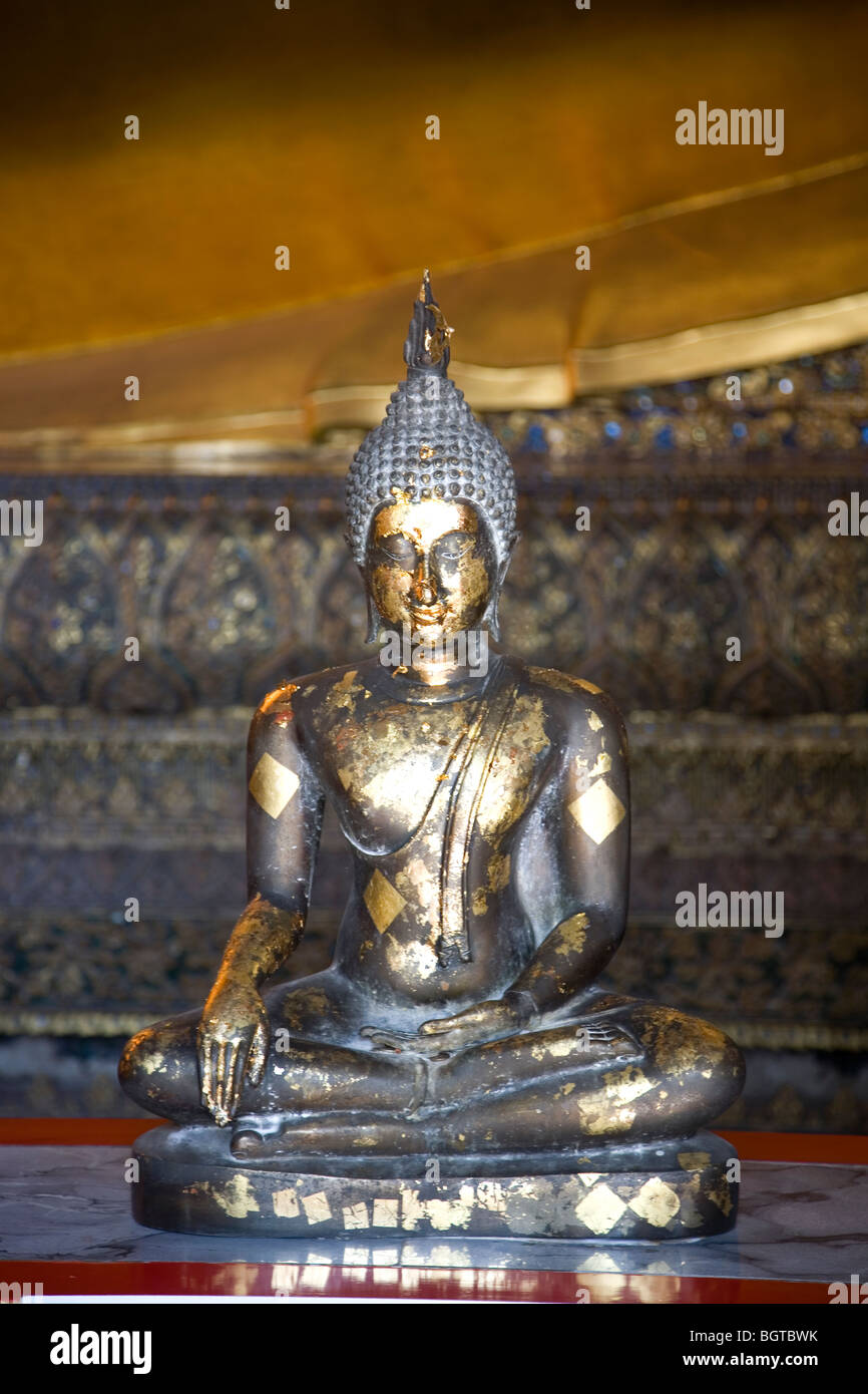 Wat Pho, kleine Buddha-Statue vor liegenden Buddha Stockfoto