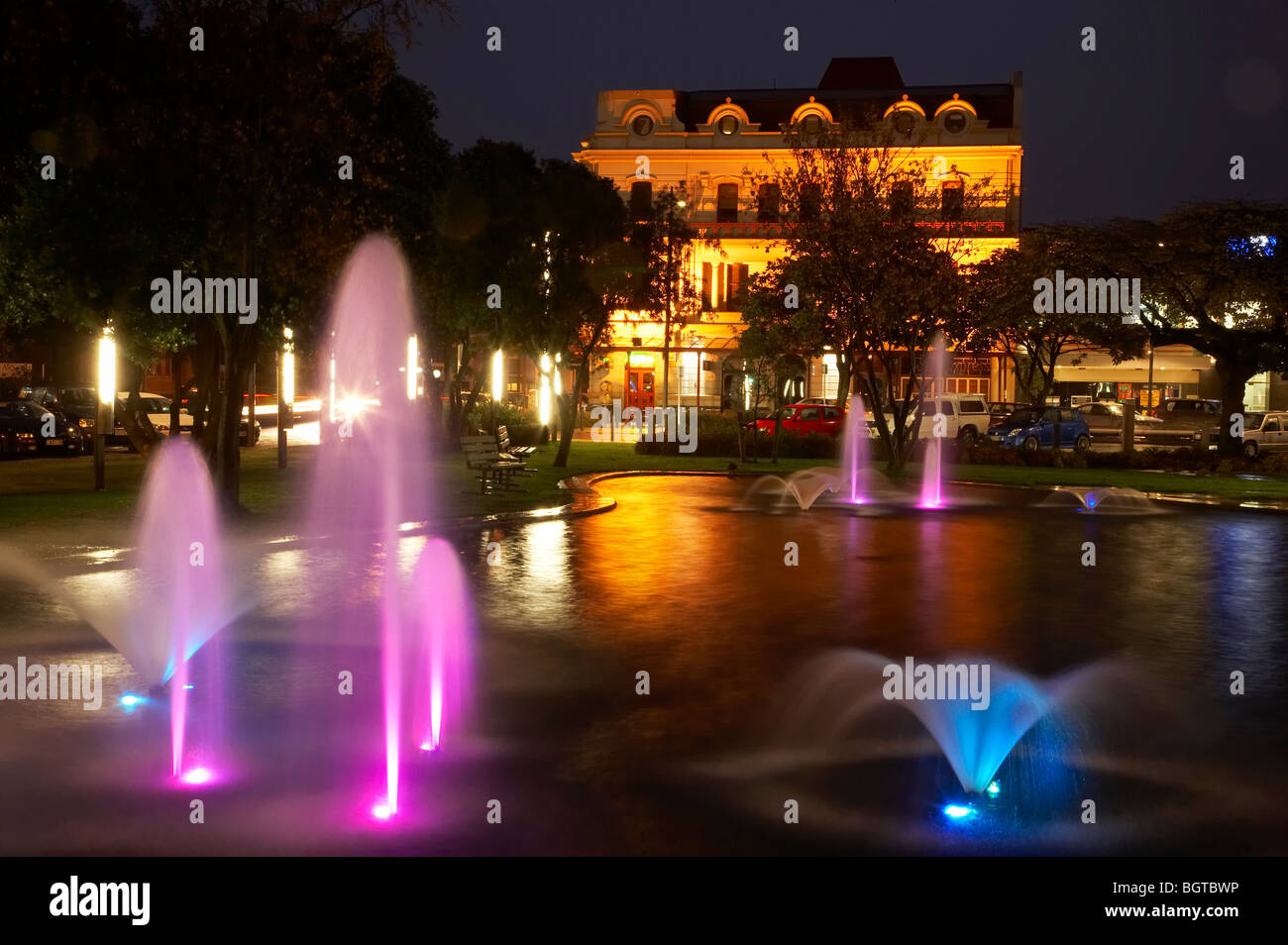 Brunnen und Lichter auf dem Platz und historische Grand Hotel (1906), Palmerston North, Manawatu, Nordinsel, Neuseeland Stockfoto