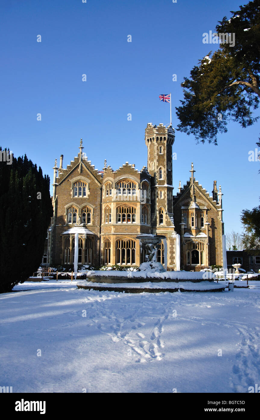 Blick auf gefrorenen Brunnen und Gärten im Winterschnee, Oakley Court Hotel, Windsor, Berkshire, England, Vereinigtes Königreich Stockfoto