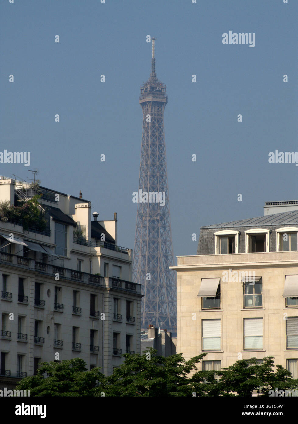 Tour Eiffel durch Gebäude VII Arrodisement gesehen (7. städtische Stadt). Paris. Frankreich Stockfoto