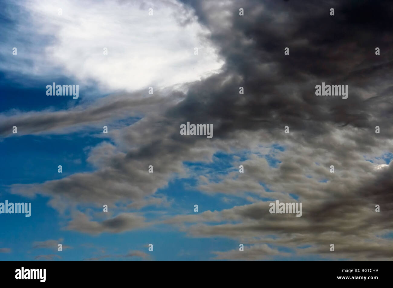 dunkle Wolken vor Regen Stockfoto