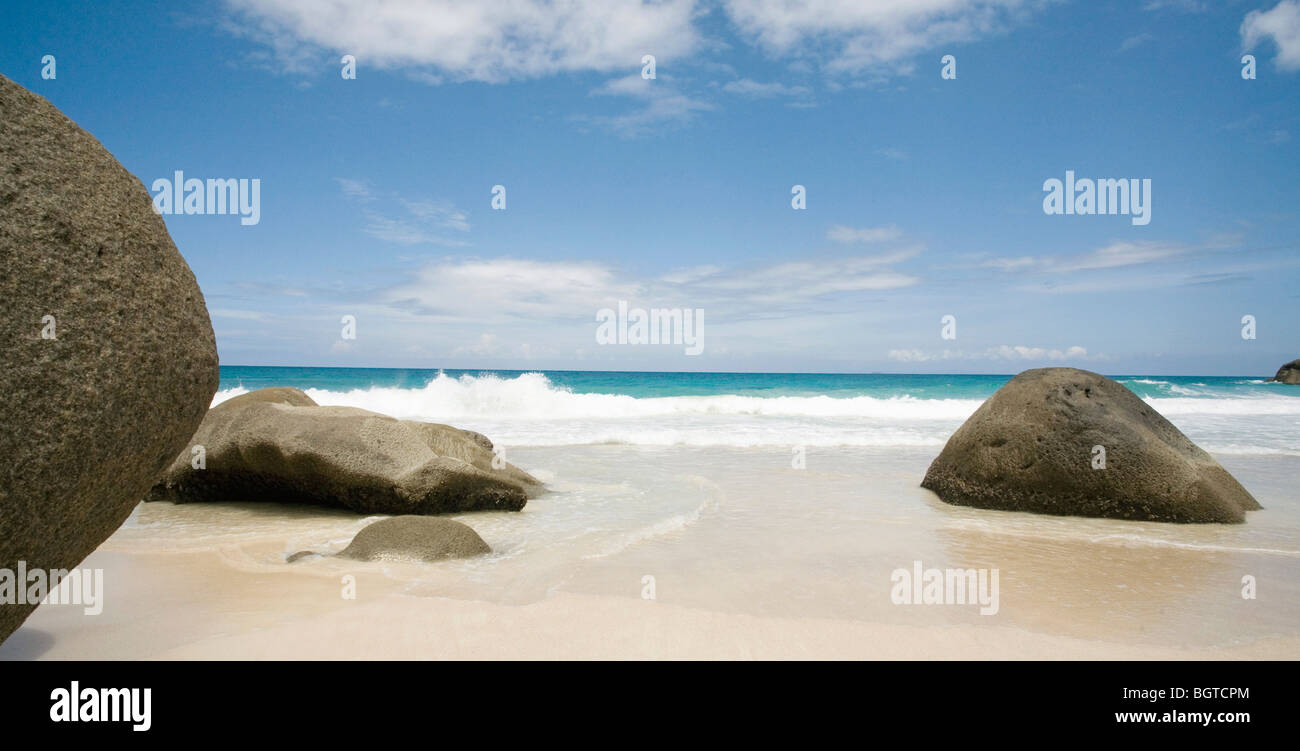 Blick auf Granitfelsen am malerischen Strand, Seychellen Stockfoto