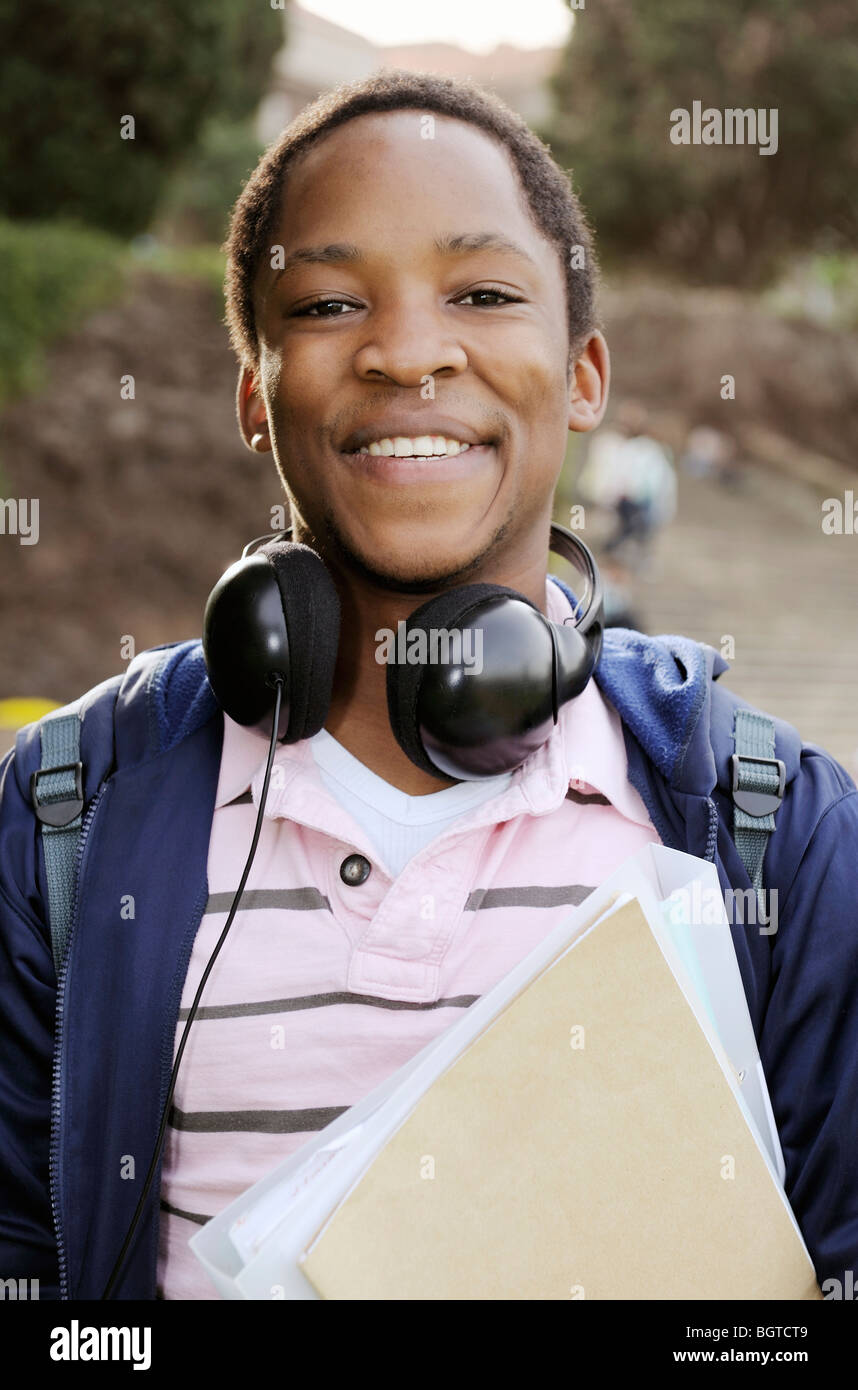 Student mit Dateien auf University Campus, Cape Town, Western Cape, Südafrika Stockfoto