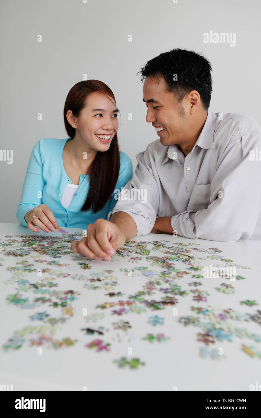 Junges Paar gemeinsam auf puzzle Stockfoto